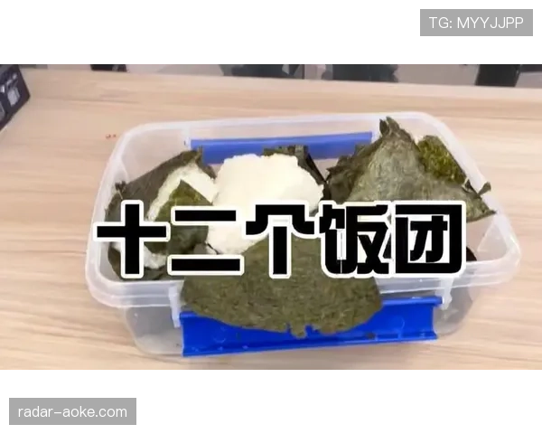 王燊超训练完直接钻进便利店啃饭团，这自律程度有点吓人